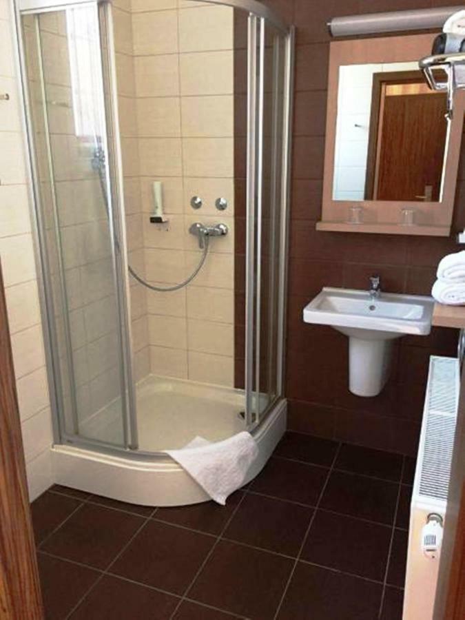 Victoria Garden Hotel Es Etterem Nyíregyháza Екстериор снимка